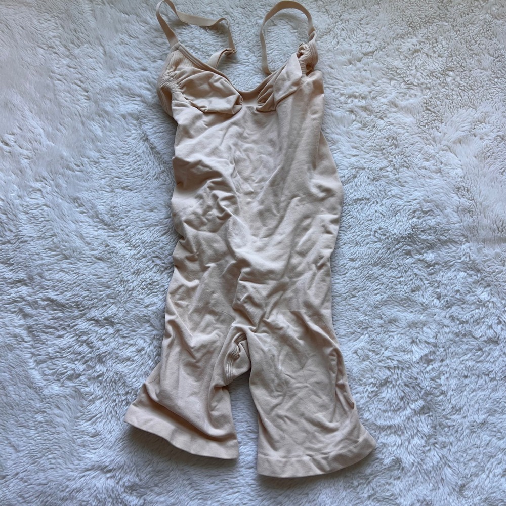 SKIMS Seamless Sculpt Mid Thigh Bodysuit Sand Beige Size Medium M Shapewear Firm